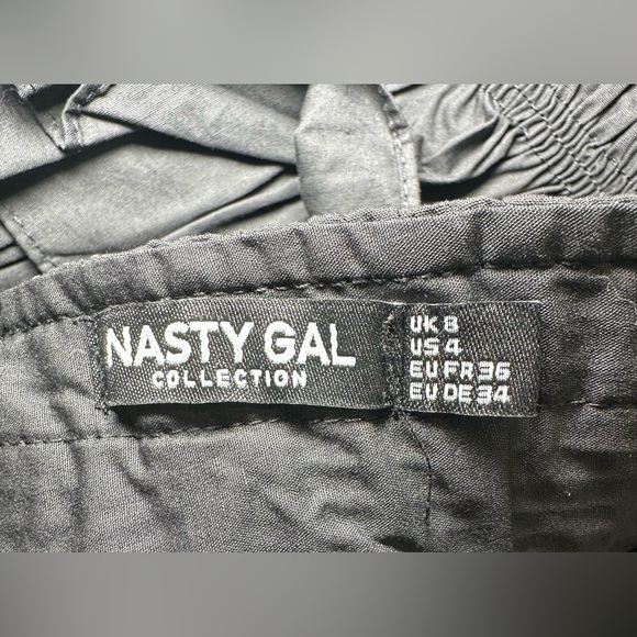 Nasty Gal ruffle pointed dramatic shoulder puff black peplum deep v-neck fashion - Picture 10 of 11